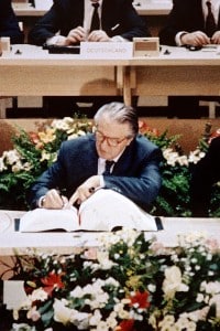 La frima dei ministri francesi del trattato di Maastricht il 7 febbraio 1992