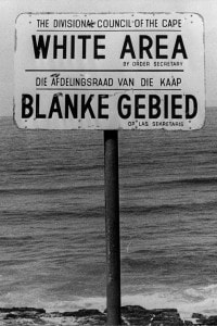 Cartello che indica l'area riservata ai bianchi durante il regime dell'apartheid