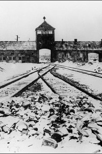 I cancelli del campo di concentramento di Auschwitz dopo la sua liberazione nel 1945