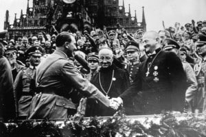 Adolf Hitler stringe la mano al vescovo cattolico Ludwig Muller nel corso del Congresso Nazionalsocialista tenutosi a Norimberga nel 1934