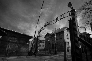 L'ingresso del campo di concentramento