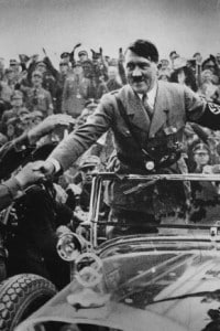 Hitler viene accolto nel 1933 a Norimberga