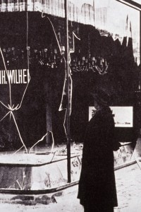 Una vetrina devastata dopo la "Notte dei cristalli" il 9 novembre del 1938