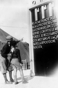 Un soldato indica il "giuramento fascista" ad un Balilla (bambino fascista)