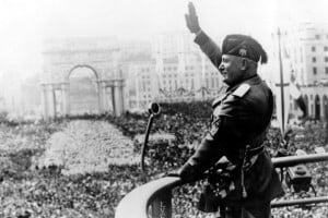 Mussolini saluta la folla