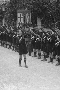 Giovani fascisti (i Balilla) che indossano le camicie nere