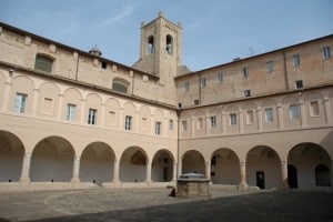 Il chiostro della Chiesa di Sant'Agostino a Recanati con la celebre "torre del passero solitario" leopardiana