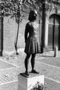 Statua di Anna Frank ad Amsterdam