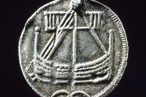 Moneta argentata vichinga con un'immagine di una nave drakkar
