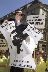 Manifestazione di alcuni attivisti Greenpeace contro la mancata adesione degli USA al Protocollo di Kyoto