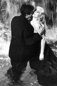 La dolce Vita di Federico Fellini: una delle scene più famose del cinema: Marcello Mastroianni con Anita Ekberg nella fontana di Trevi