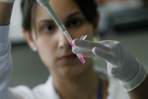 RNA estratto da una ricercatrice scientifica
