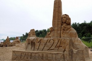 Scultura di sabbia ritraente Gabriel Fahrenheit