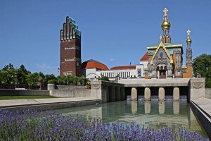 A sinistra la Torre del Matrimonio dell'austriaco Joseph Olbrich