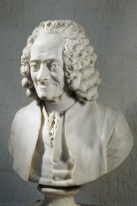 Mezzo busto in marmo di Voltaire realizzato da Jean Antoine Houdon