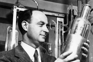 Enrico Fermi prese parte al Progetto Manhattan, per la costruzione della bomba atomica. Einstein si rifiutò di fare lo stesso, ma supportò le richieste di finanziamento del gruppo di scienziati credendo nelle potenzialità dell'energia nucleare