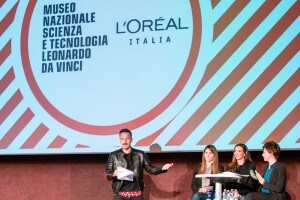 Francesco Facchinetti e le tre Ambasciatrici della Scienza in un momento dello show interattivo "For girls in Science"