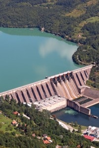Centrale idroelettrica sul fiume Drina. le centrali idroelettriche sfruttano l'energia potenziale (e poi cinetica) dell'acqua incanalata attraverso le dighe per produrre elettricità.