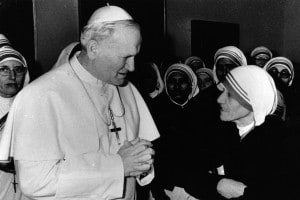 Storico incontro in Vaticano nel 1979 fra Giovanni Paolo II e Madre Teresa di Calcutta