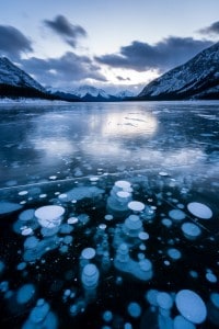 Bolle di metano ghiacciate nello Spray Lake