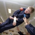Stephen Hawking e la gravità