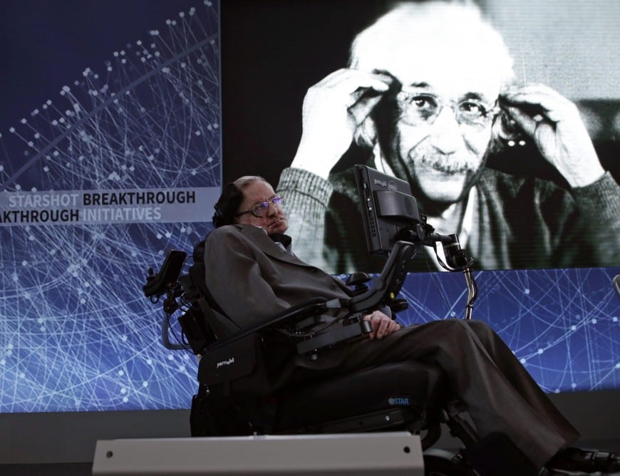 Stephen Hawking ed in fondo l'immagine di Einstein