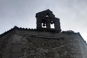 Il campanile di una chiesa di Muccia danneggiato dalla scossa