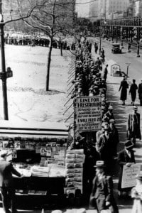 Fila per la distribuzione dei viveri a New York durante la Grande Depressione