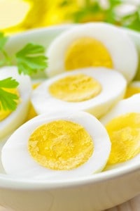 A temperature molto alte, l'uovo passa da uno stato liquido a uno solido.