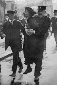 Arresto di Emmeline Pankhurst mentre cerca di presentare una petizione al re Giorgio V (Londra, 21 maggio 1914)