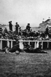 La foto ritrae la morte Emily Davison: viene travolta dal cavallo del re Giorgio V nel Derby di Epsom (4 giugno 1913)