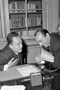 Parigi, 17 ottobre 1957: foto che ritrae Ragnar Kumlin mentre annuncia ad Albert Camus di aver vinto il premio Nobel per la letteratura.