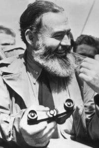 La foto di Hemingway in viaggio con i soldati americani verso la Normandia, in qualità di corrispondente di guerra