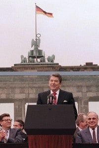 Ronald Reagan a Berlino nel 1987 nel suo famoso discorso davanti alla Porta di Brandeburgo. Per molti quella fu la spallata definitiva all'URSS