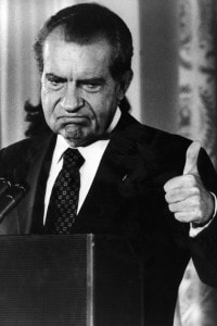 9 agosto 1974: Richard Nixon solleva il pollice dopo aver annunciato le dimissioni per il caso Watergate