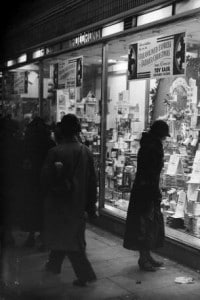 10 dicembre 1939: i clienti fanno shopping pre-natalizio nei grandi magazzini Holdrons