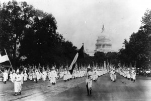 Una manifestazione del Ku Klux Klan dei primi del '900