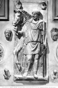 Altorilievo con l'imperatore Gallieno che conduce un cavallo