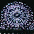 Il ricco rosone di vetri policromi di Notre Dame