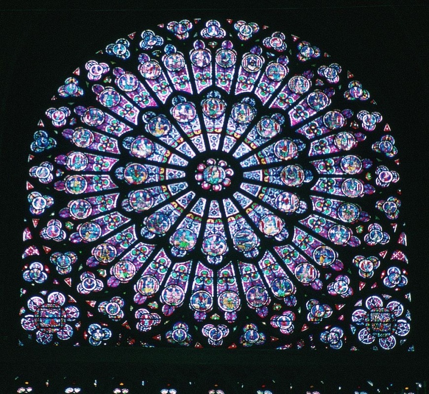 Il ricco rosone di vetri policromi di Notre Dame