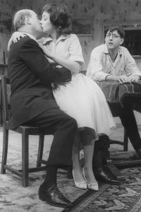 Scena dell'opera "The birthday party" di Harold Pinter. Il cast include (da sinistra a destra) Sydney Tafler, Paula Wilcox e John Alderton