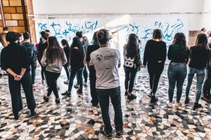 Un momento del lavoro in classe con Scholas Occurrentes, la fondazione vaticana impegnata nella lotta a bullismo e cyberbullismo