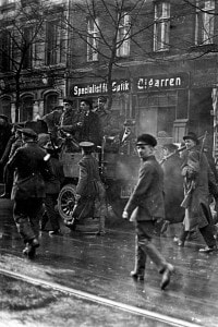 Lavoratori armati occupano il distretto dei giornali con automobili e mitragliatrici nella Lindenstrasse a Berlino durante la rivolta spartachista (4-15 gennaio 1919)