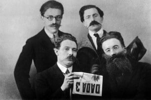 Gli scrittori dadaisti: Andre Breton, Rene Hilsum, Louis Aragon e Paul Eluard