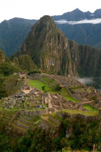 Vista del complesso di Machu Picchu, la fortezza Inca enclave nelle Ande sudorientali del Perù