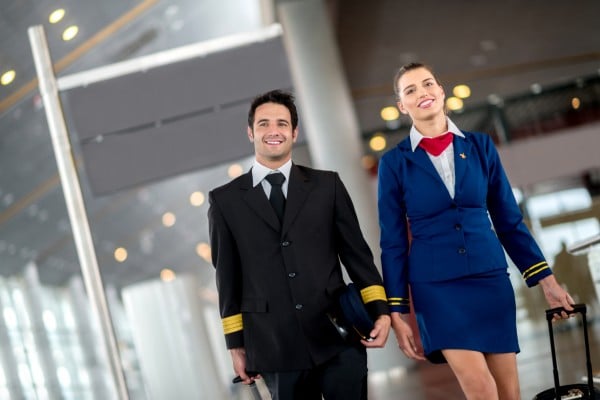 Come diventare hostess: chi è l'assistente di volo