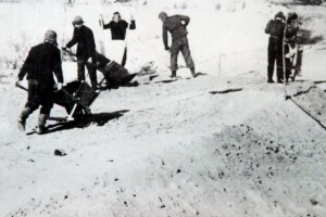 Campo di lavoro di Gulag. Costruzione della ferrovia Salekhard-Igarka. Molti prigionieri Gulag sono morti a cause delle condizioni meteorologiche estreme della Siberia settentrionale. La ferrovia non fu mai completata e fu abbandonata dopo la morte di Stalin
