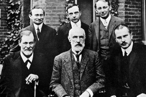 Freud, Jung e Ferenczi insieme ad altri membri del mondo della psicoanalisi di fronte alla Clark University, 1909