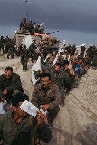 I soldati iracheni si arrendono alle forze alleate in Kuwait durante la guerra del Golfo