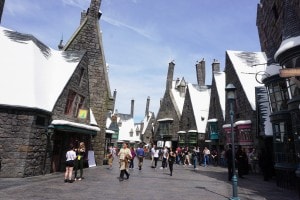 Il villaggio di Hogsmeade nel parco a tema "Il mondo magico di Harry Potter", Los Angeles